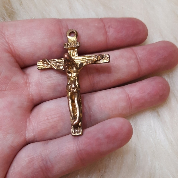 ~{Vintage}~ Gold tone crucifix charm. - Picture 2 of 4